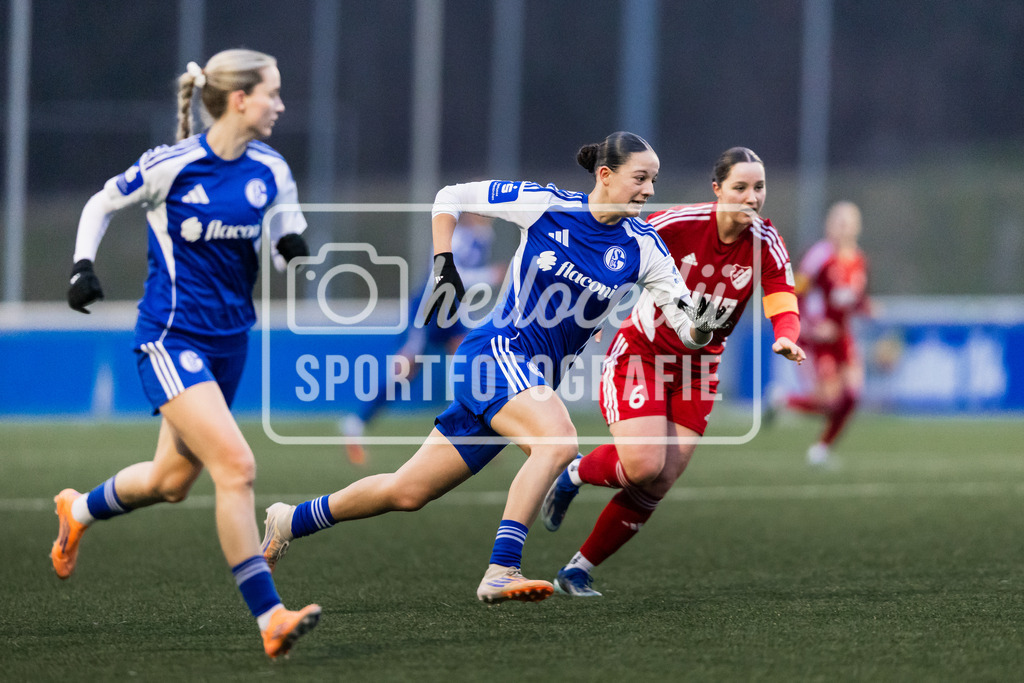 Fußball I Frauen I Saison 2025-2026 I Testspiel I FC Schalke 04 - SpVg Aurich I 14.02.2026-028 | Dana Salic (21, FC Schalke 04) Sina Brühl (6, SpVg Aurich) - Realisiert mit Pictrs.com