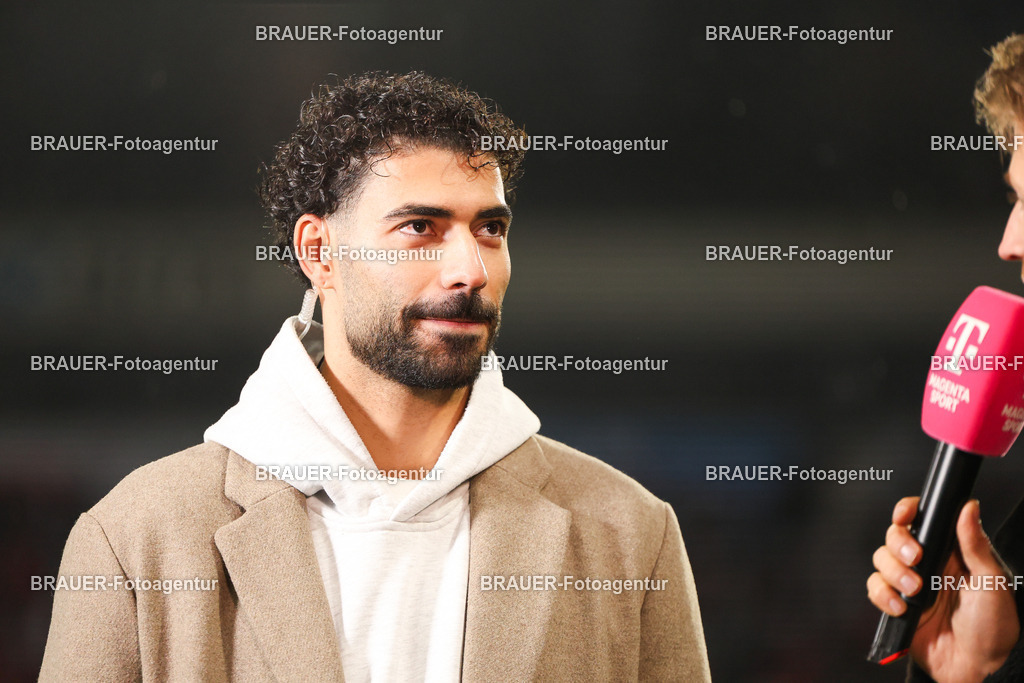Rot-Weiss Essen - 1.Fc Schweinfurt | Essen, Deutschland, 02.11.2025 Ekin Çelebi (1.FC Schweinfurt)  gibt ein Interviewwährend des 3.Liga Spiels zwischen  Rot-Weiss Essen und 1.Fc Schweinfurt am 02.11.2025 im Stadion an der Hafenstraße in Essen. (Foto von Timo Bluhmki-Schmidt/Brauer Fotoagentur