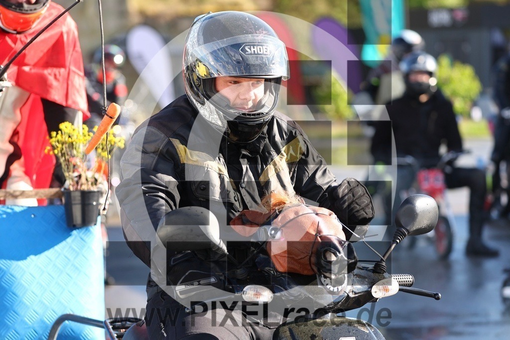 mopedrennen-20260514_11981 | Schöne Erinnerungen an spannende Momente - das festzuhalten ist unser Job. PIXELrace.de ist seit 2003 auf den Rennstrecken Europas unterwegs um die Action draußen beim Fahren und die wunderbare Stimmung imm Fahrerlager für euch einzufangen.