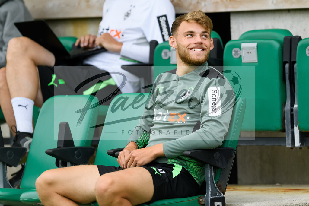 TRABMG20210719_124 | Fussball, Herren: Andreas Poulsen (Borussia Moenchengladbach) lacht, laechelt, lachen beim Training von Borussia Moenchengladbach waehrend des Trainingslagers auf dem Trainingsplatz am Hotel Klosterpforte am 19.07.2021 in Harsewinkel, Deutschland. - Realisiert mit Pictrs.com
