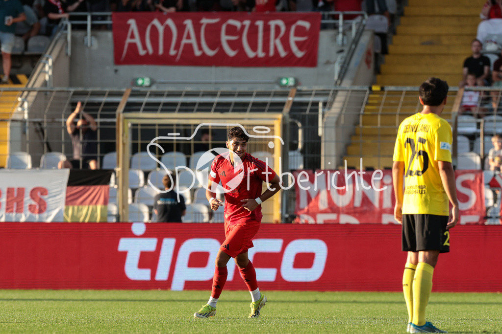 FC Bayern Amateure - SpVgg Bayreuth | Jubel nach dem Treffer zum 3-1 fuer die Bayern Amateure duch Emirhan DEMIRCAN (FCB #11) / Freude / Tor / Torschuetze