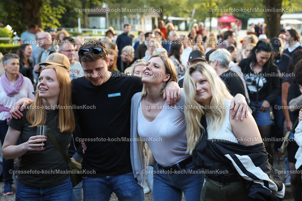 Due22062488029 | 22.06.2024, Düsseldorf, Konzert Porno Al Forno, HEUKING Mittsommer-Renntag - Die düsseldorfer Pop-Band performt bei ihrem Konzert auf der Rennbahn Grafenberg und begeistert die zahlreichen Fans