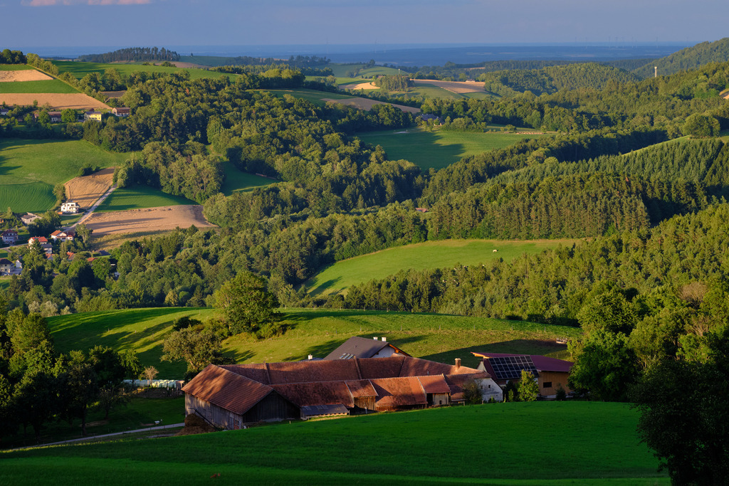 Blick auf Bad Schönau mit Landschaft | Bad Schönau, Austria - July 15, 2025: Blick auf Bad Schönau mit Hügellandschaft von oben. - Realisiert mit Pictrs.com