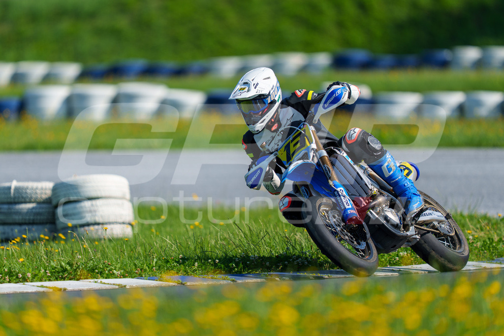SuperMoto_Staatsmeisterschaft_Greinbach_141 | GRIPcapture steht für authentische Sportfotografie in Österreich – für Momente, die mehr sind als Geschwindigkeit oder Ergebnis. Es geht um Emotion, Spannung, Fokus und den Augenblick, der oft nur einen Wimpernschlag dauert.Ob Motorsport, Teamsport oder 