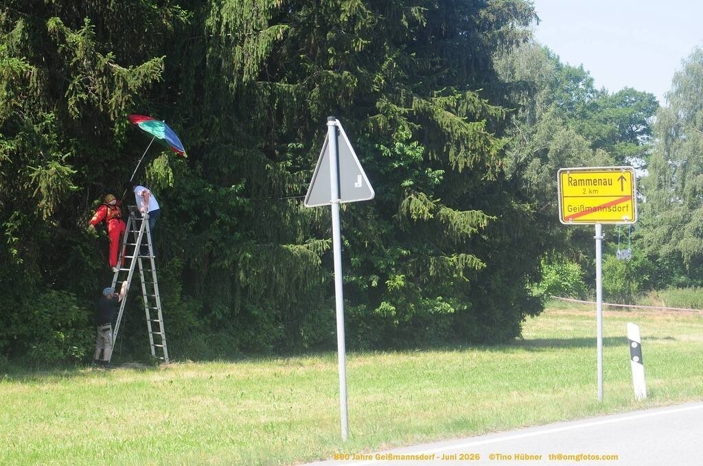 Geißmannsdorf-2026-Ortsbilder-169 | Geißmannsdorf bei Bischofswerda im Sommer 2026. Ein fotografischer Streifzug durch das Dorf Geißmannsdorf, mit Gebäuden, Straßen, Strohpuppen und geschmückten Vorgärten und Grundstücken anlässlich der 800-Jahr-Feier von Geißmannsdorf im Juni 2026 - Realisiert mit Pictrs.com