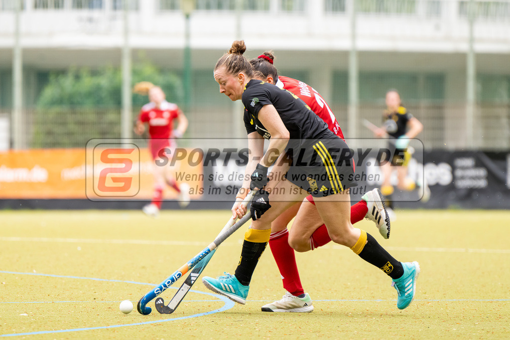 HK_20240407_100211 | 1. Bundesliga Hockey Damen Rot-Weiss Köln - Harvestehuder THC am 7.4.2024 Rot-Weiss Köln, Köln , Hauke Franziska ( Harvestehuder THC #26 ) , Maja Weber ( Rot-Weiss Köln #21 )