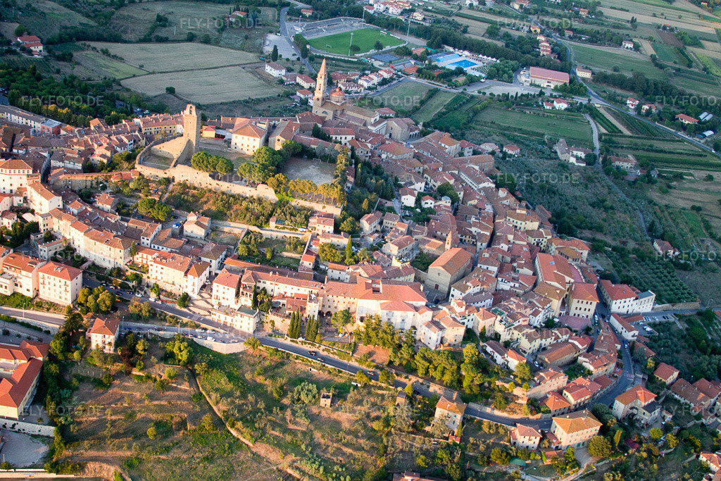 Luftbild: Ortsansicht in Castiglion Fiorentino im Bundesland Arezzo in Italien. Foto: IMG_43868.jpg vom 29.07.2011 durch Werner Riehm/FLY-FOTO.de