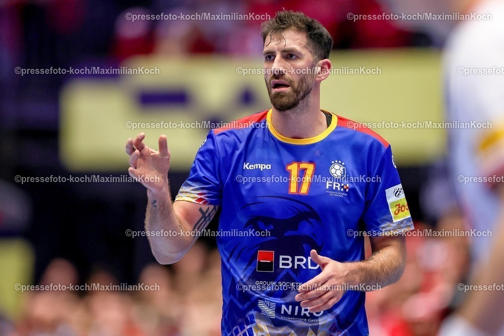 EHF18012602092 | 18.01.2026, Handball, Men's EHF EURO 2026, Dänemark - Rumänien, Jyske Bank Boxen in Herning, Dänemark, Preliminary Round:  Dan-Emil Racotea (Romania #17) gestikulierend auf dem Spielfeld  