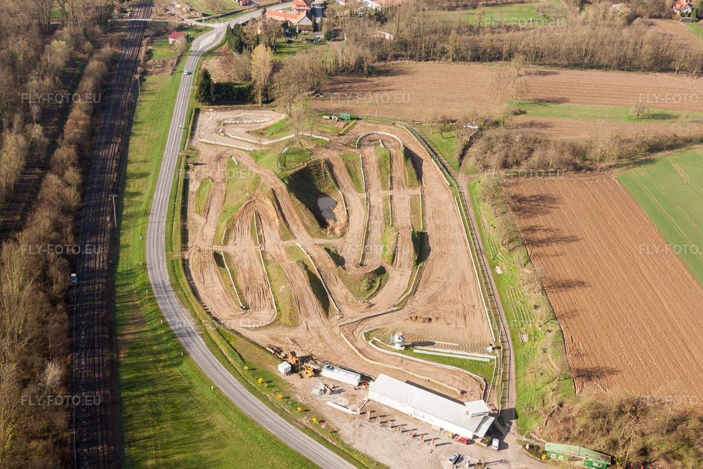 Vue aérienne: Traverser la piste de course tout-terrain du circuit de moto du Moto club de Mothern à Mothern dans le département Bas Rhin, France – .Photo: IMG_25629.jpg prise le 02/04/2010 par Werner Riehm/FLY-FOTO.eu – Résolution de l'original: 4752 x 3168 px