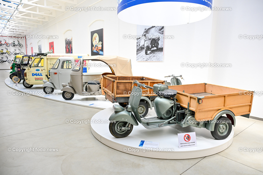 Italien_ Toskana_ Provinz Pisa_ Pontedera_ Vespa_ 29.05.2024-65 | 29.05.2024, Italien, ITA, Toskana, Pontedera im Bild Piaggio, Vespa, Museum

Piaggio ist ein italienischer Fahrzeughersteller mit Sitz in Pontedera. Das Unternehmen produziert verschiedene Mofas und Motorroller, unter anderem die Vespa, das Lastendreirad Ape sowie den Kleintransporter Porter. Zum Konzern gehören auch die Motorradmarken Aprilia, Derbi, Gilera, Laverda und Moto Guzzi. 
Quelle: Wikipedia