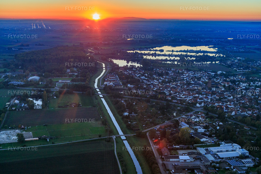 Luftbild: Kanalisierte Weschnitz von Nordosten bei Sonnenuntergang in Biblis im Bundesland Hessen in Deutschland. Foto: IMG_075174.jpg vom 18.10.2014 durch Werner Riehm/FLY-FOTO.deAuflösung des Originals: 5472 x 3648 px