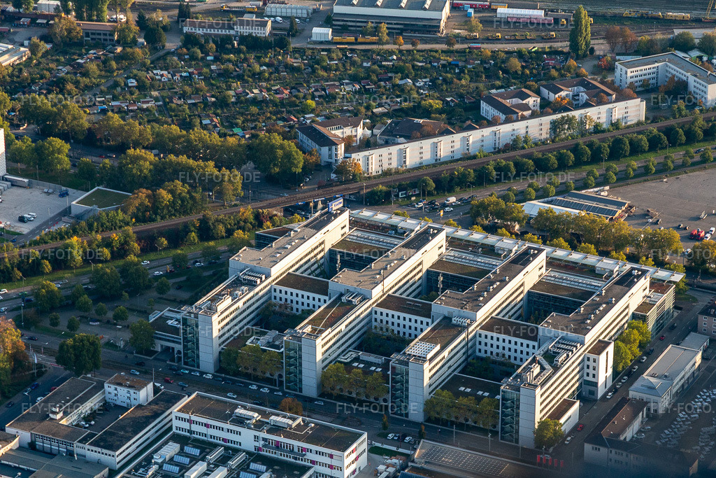 Luftbild: Bürogebäude des Verwaltungs- und Geschäftshauses der ENBW Zentrale an der Durlacher Allee im Ortsteil Oststadt in Karlsruhe im Bundesland Baden-Württemberg in Deutschland. Foto: IMG_123434.jpg vom 19.10.2020 durch Werner Riehm/FLY-FOTO.de