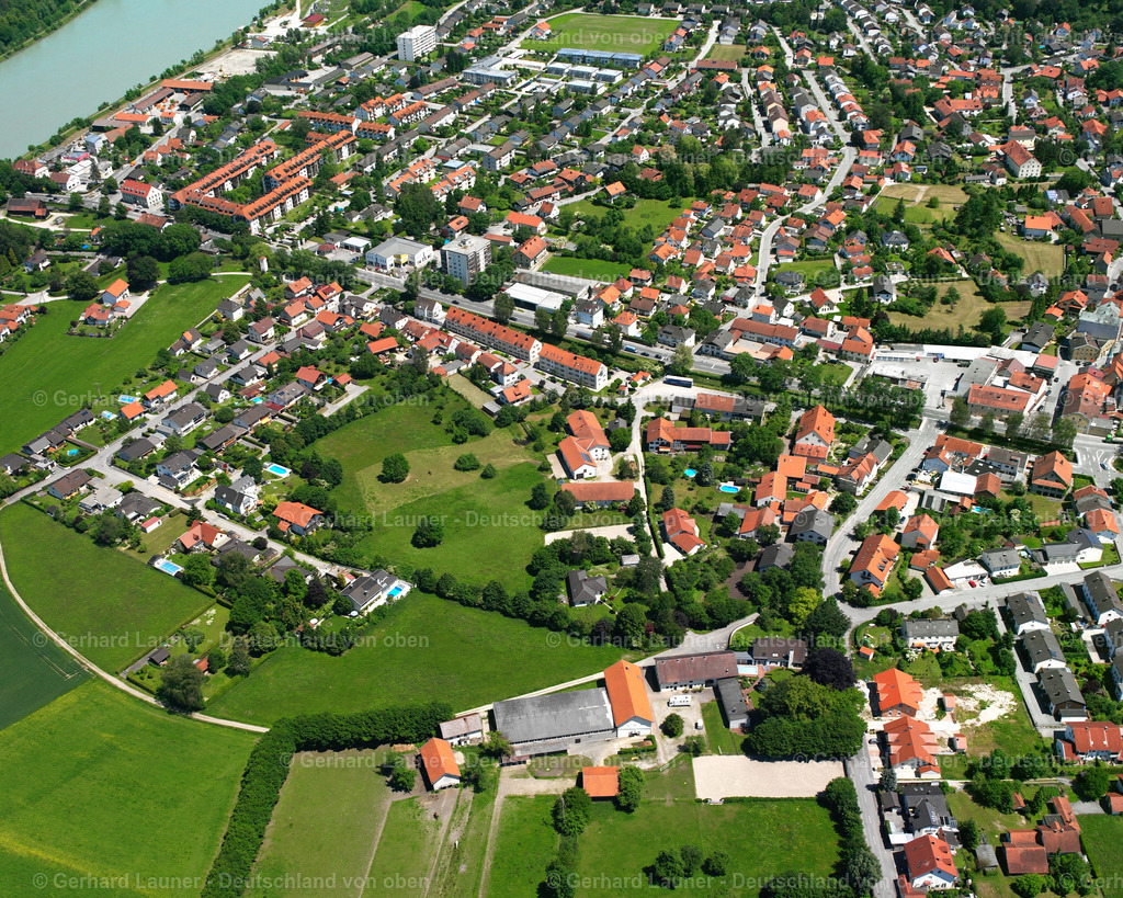 2600592 | NEUöTTING 09.06.2006 Ortsansicht am Rande von landwirtschaftlichen Feldern und Nutzflächen  in Neuötting im Bundesland Bayern, Deutschland // Village view on the edge of agricultural fields and land  in Neuötting in the state Bavaria, Germany Foto: Gerhard Launer