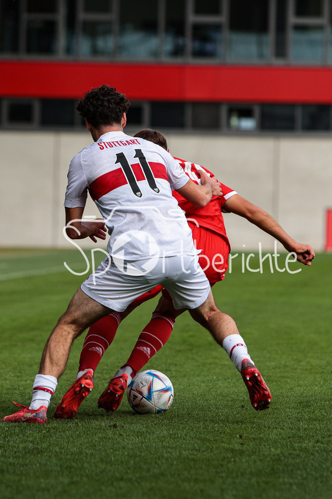 FC Bayern Muenchen U19 - VfB Stuttgart U19 | Max SCHOLZE (FCB #11) im Duell mit Mehme Ali SAHIN (VFb #11)