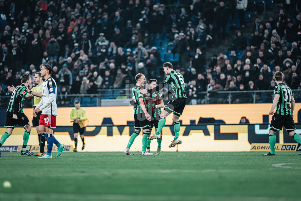 Fußball | Männer | Saison 2023/2024 | 2. Fußball-Bundesliga | 21. Spieltag | Hamburger SV vs. Hannover 96 | 09.02.2024 | Hannover jubelt nach dem Schlusspfiff über den 4:3 Auswärssieg