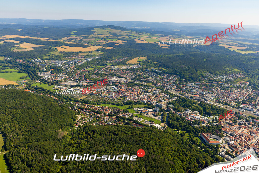 Luftbild der Stadt Meiningen - Das Luftbild wurde 2025 vom UL-Flugzeug heraus erstellt ( keine Drohnenaufnahme ) - Hochauflösende Luftaufnahme - für Wandbilder und großformatige Ausdrucke geeignet. Das besondere Geschenk!Hier alle&nbsp;Infos zur Lizenzierung der LuftaufnahmeWir fliegen auch dieses Jahr wieder in Ihre Region um Luftbilder zu erstellen.- Luftbild anfragen