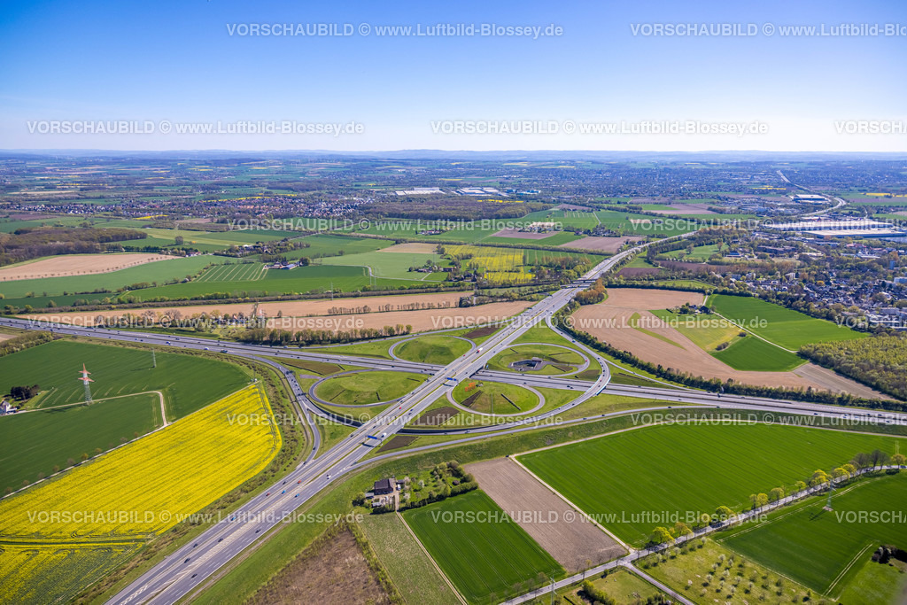 Kamen220403864Rotary | Luftbild, 20.000 Tulpen pflanzten die Kamener Rotarier am Kamener Kreuz unterhalb der ADAC-Hubschrauber-Skulptur. Sie werden in den nächsten Tagen blühen. 
Rotarys Kampf gegen die Kinderlähmung (POLIO Poliomyelitis)
Das größte Projekt, das Rotary in seiner 116-jährigen Geschichte je angepackt hat – der Kampf gegen die Kinderlähmung –, heißt PolioPlus und steht kurz vor dem Ziel: Seit 1988 gelang es mit Hilfe mächtiger Partner wie der Weltgesundheitsorganisation, den größten Teil der Welt durch massive Impfkampagnen von Polio zu befreien. Durch die großen Fortschritte der letzten Jahre rückt das Ziel in greifbare Nähe: Innerhalb der nächsten drei Jahre bis 2023 soll die Übertragungskette weltweit unterbrochen sein. , Kamen, Ruhrgebiet, Nordrhein-Westfalen, Deutschland