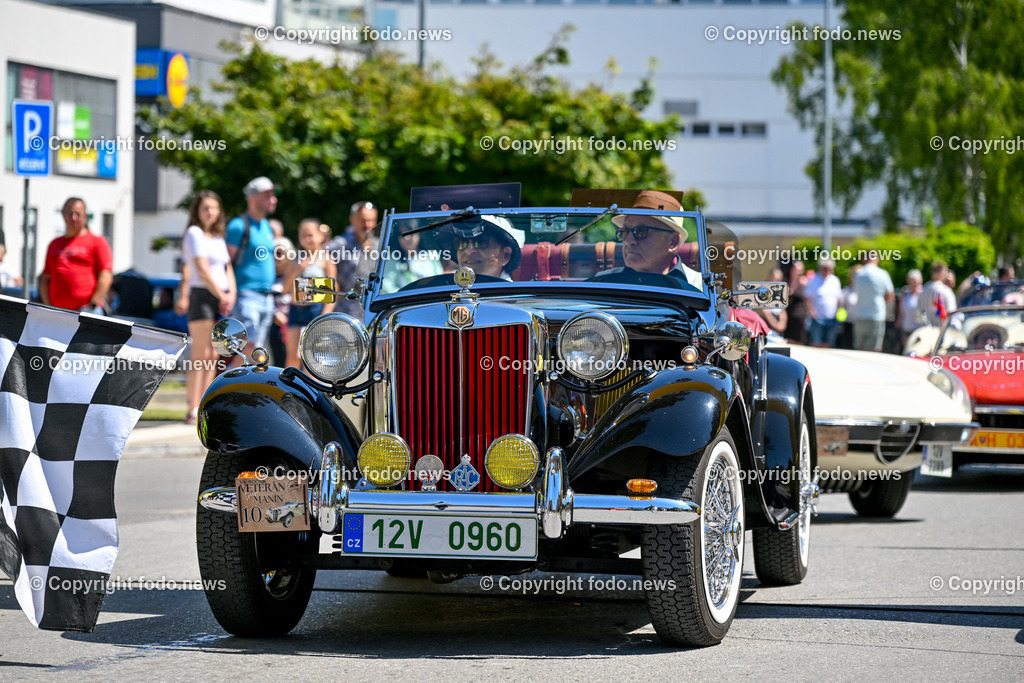 Slowakei_ Povazska Bystrica_ Veteran Tour Manin_ 14.06.2025-198 | 14.06.2025, Slowakei, SVK, Trenciansky kraj, Povazska Bystrica, im Bild Oldtimer Klub, Historische Fahrzeuge, Veteran Tour Manin, Auto, Alt, Besucher, Menschen, Feature, Symbolbild