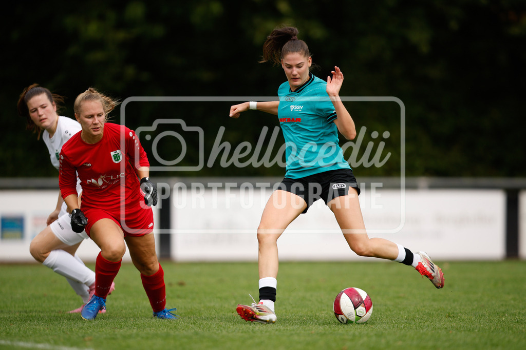Fußball I Frauen I Westfalenpokal 26-27 I DJK GW Amelsbüren - SSV Rhade  I 18764 | Melanie Ziegner (1, DJK GW Amelsbüren) und Demi Ehler (10, SSV Rhade) im eins gegen eins Duell. - Realisiert mit Pictrs.com