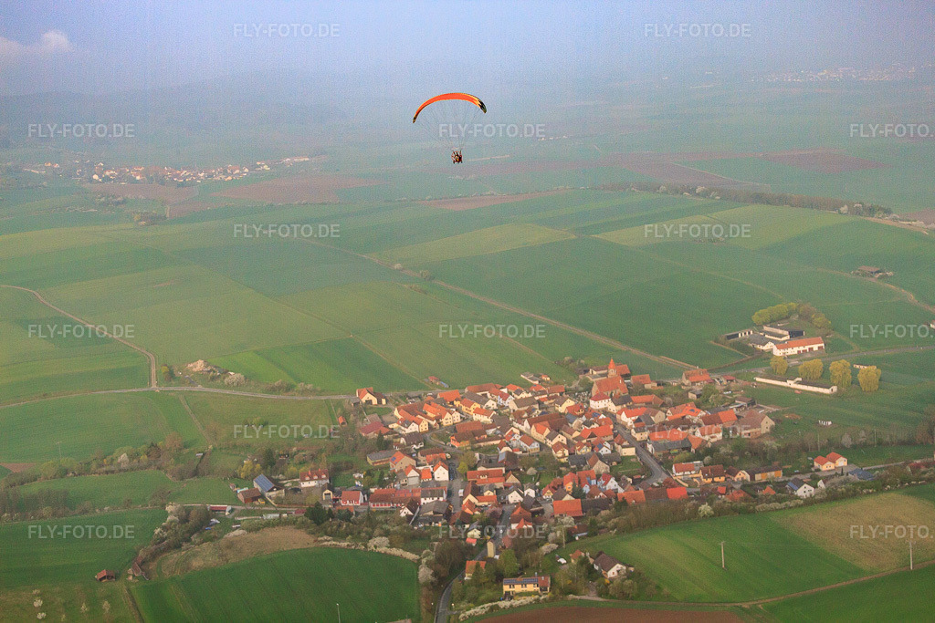 Luftbild: Dorfansicht aus Osten im Ortsteil Gabolshausen in Bad Königshofen im Grabfeld im Bundesland Bayern in Deutschland. Foto: IMG_64187.jpg vom 06.04.2014 durch Werner Riehm/FLY-FOTO.de