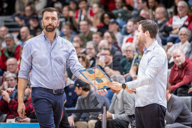 Barmer 2. Basketball Bundesliga ProA: Bayer Giants Leverkusen vs. RheinStars Koeln, 04.04.26 | Leverkusen, 04.04.26 - Zoran Kukic (Head Coach RheinStars Köln) und Oliver Elling (Assistant Coach RheinStars Köln) während des Spiels der Barmer 2. Basketball Bundesliga ProA: Bayer Giants Leverkusen vs. RheinStars Koeln in der Ostermann Arena in Leverkusen.
