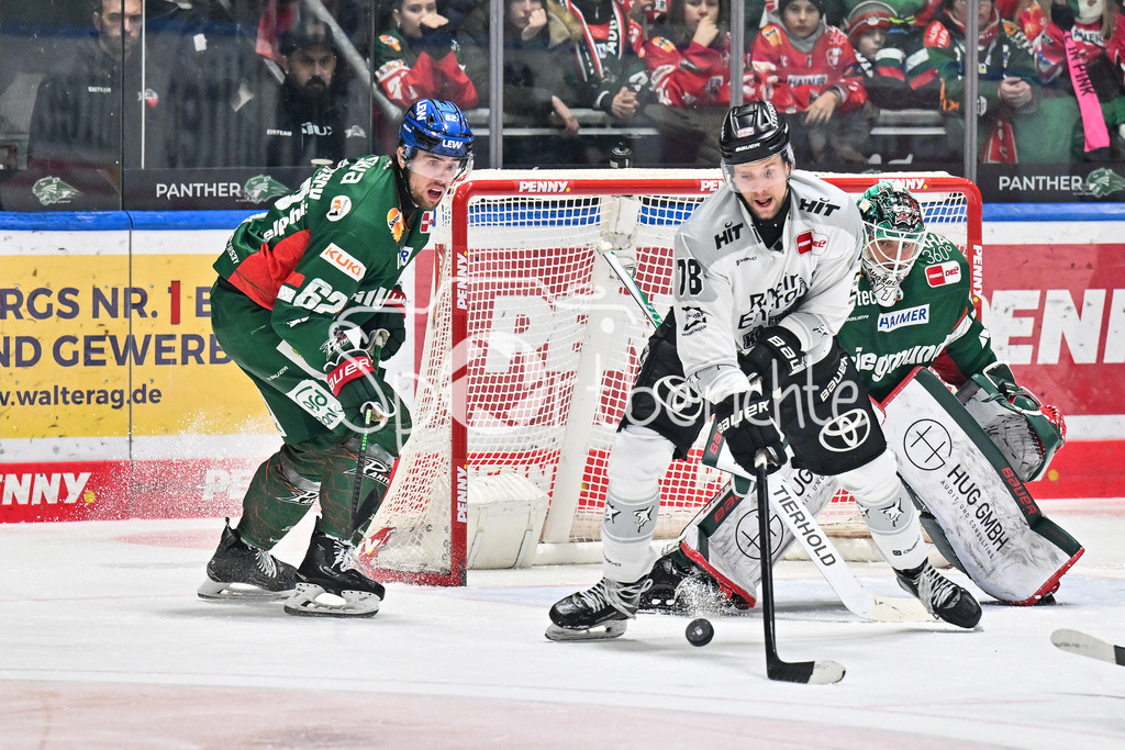 Augsburger Panther - Kölner Haie | AUGSBURG, GERMANY - 11. JANUARY: v. l. Thomas SCHEMITSCH (Augsburger Panther 62), Michael GARTEIG (Augsburger Panther 34), Dominik BOKK (Kölner Haie 78) während dem Match zwischen den Augsburger Panthern und den Kölner Haien am 39. Spieltag der penny DEL im Curt Frenzel Stadion