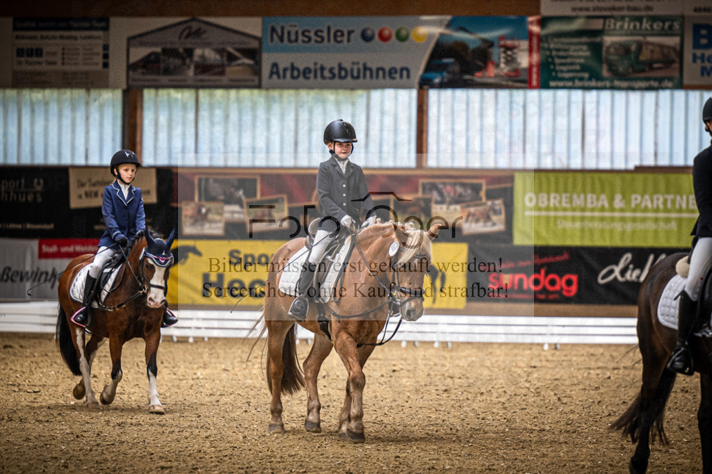 DOS_0386 | Entdecke hochwertige Reitturnierfotos von Foto Oger. Professionell, emotional und authentisch – jetzt Lieblingsmomente im Shop bestellen.Deutschlandweite Turnierfotografie. - Realisiert mit Pictrs.com