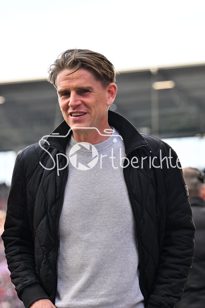 FC St. Pauli - FC Bayern München | ST. PAULI, DEUTSCHLAND - 11. APRIL: im Bild Christoph FREUND Sportdirektor des FC Bayern vor dem Bundesligamatch zwischen dem FC St. Pauli und dem FC Bayern München am 29. Spieltag im Millerntor Stadion / DFL REGULATIONS PROHIBIT ANY USE OF PHOTOGRAPHS AS IMAGE SEQUENCES AND/OR QUASI-VIDEO