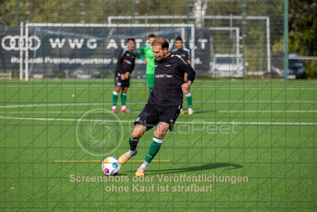 20251005_152231_0037 | #,KSG Eislingen (schwarz) vs. TSGV Albershausen (grün), Fussball, Kreisliga A3 - Bezirk Neckar/Fils, 07. Spieltag, Saison 2025/2026, Kunstrasensportplatz am Eichenbach, Haldenstraße, 73054 Eislingen, 05.10.2025 - 15:00 Uhr,Foto: PhotoPeet-Sportfotografie/Peter Harich