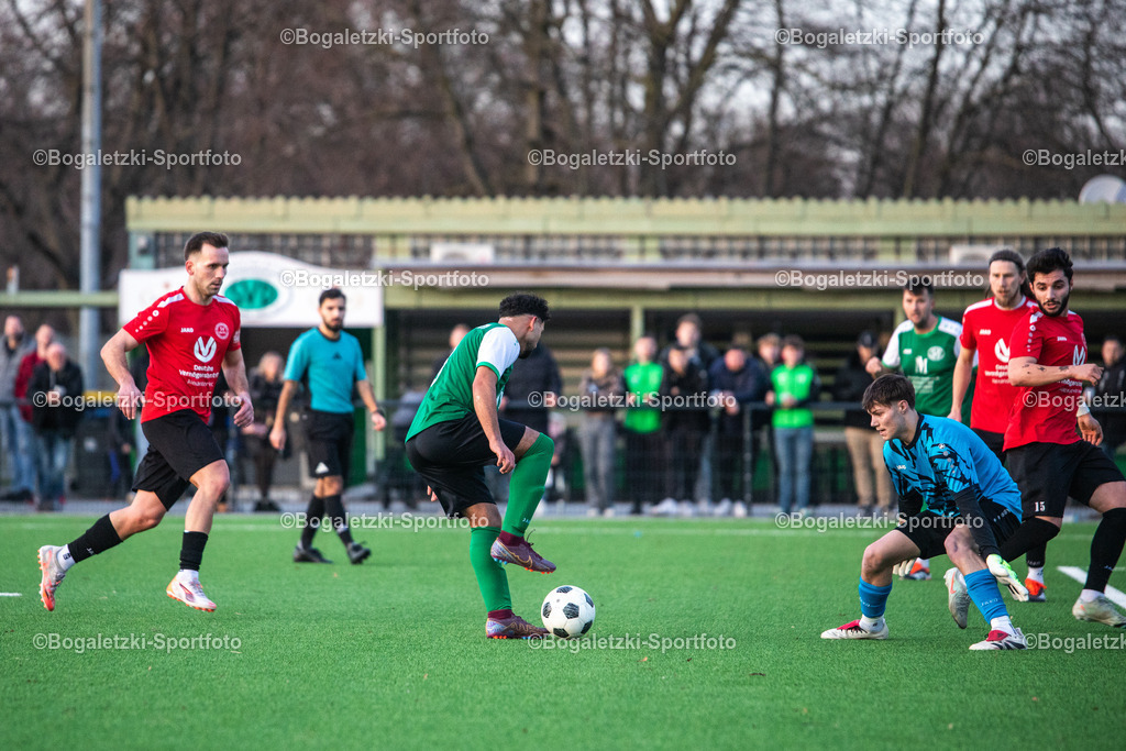 Kreispokal DU/MH/DIN, Achtelfinale, SV Duissern - Spvgg Meiderich 06/95, Duisburg, Germany | 17.01.2026, Fussball, Kreispokal DU/MH/DIN, SV Duissern -Spvgg Meiderich 06/95: Fares Alfandi (SV Duissern #8) dribbelt den Torhüter der Spvgg Meiderich aus und macht das 4:1 - Realisiert mit Pictrs.com
