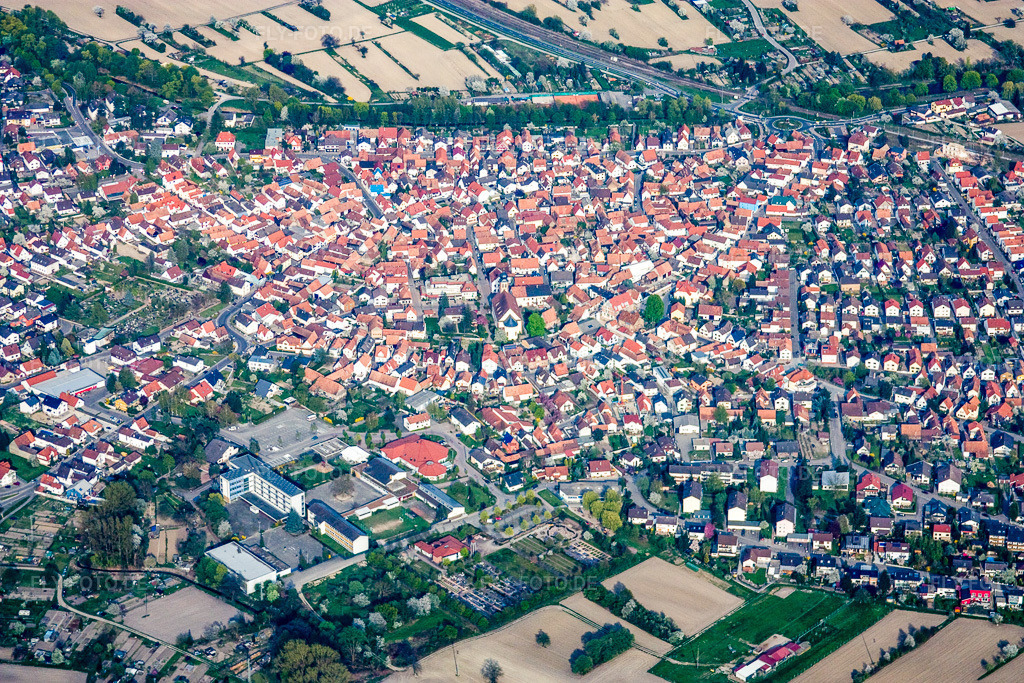 Luftbild: Stadtansicht von Westen in Hagenbach im Bundesland Rheinland-Pfalz in Deutschland. Foto: IMG_17797.jpg vom 12.04.2009 durch Werner Riehm/FLY-FOTO.de