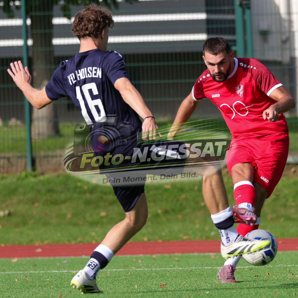 VfL Holsen - TV Elverdissen | Auf dem Bild zu sehen: schwarz VfL Holsen: Colin Wordelmann ; rot TV Elverdissen: Robert Lipkowski VfL Holsen, TV Elverdissen, Saison 26/27, Kreisliga A, Holsen, Deutschland - Realisiert mit Pictrs.com