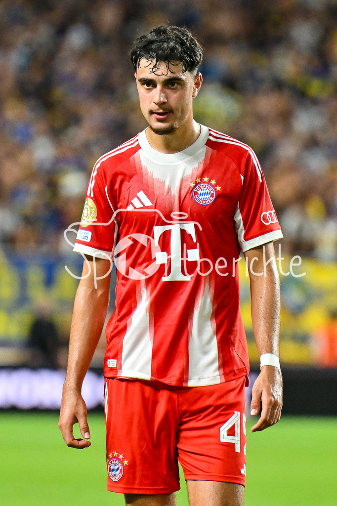 FC Bayern München - Boca Juniors | die Spieler des FC Bayern freuen sich ueber den Sieg gegen die Boca Juniors / FIFA Club World Cup: FC Bayern Muenchen - Boca Juniors, Hard Rock Stadium am 20.06.2025 / NOT FOR SALE IN USA / Aleksandar PAVLOVIC (FC Bayern Muenchen 45) / Einzelfoto / Freisteller