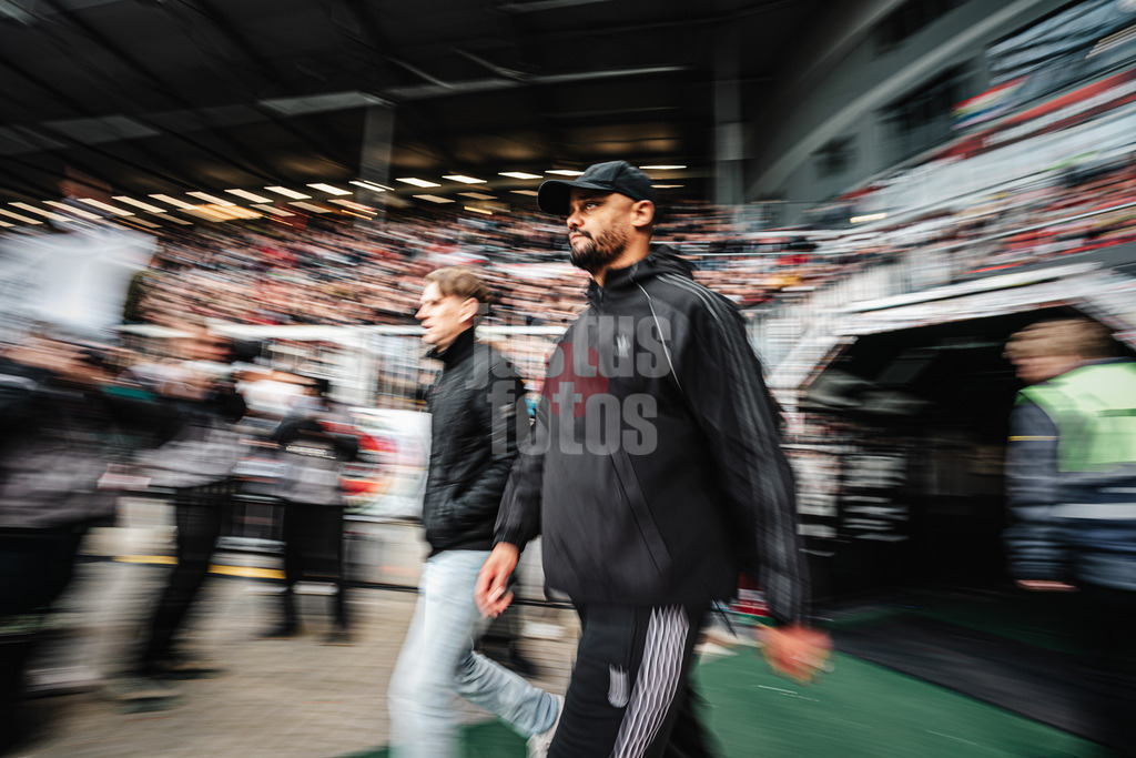 Fußball | Männer | Saison 2025/2026  | Fußball-Bundesliga | 29. Spieltag | FC St. Pauli vs. FC Bayern München | 11.04.2026 | Trainer Vincent Kompany (FC Bayern München) auf dem Weg ins Stadion Langzeitbelichtung