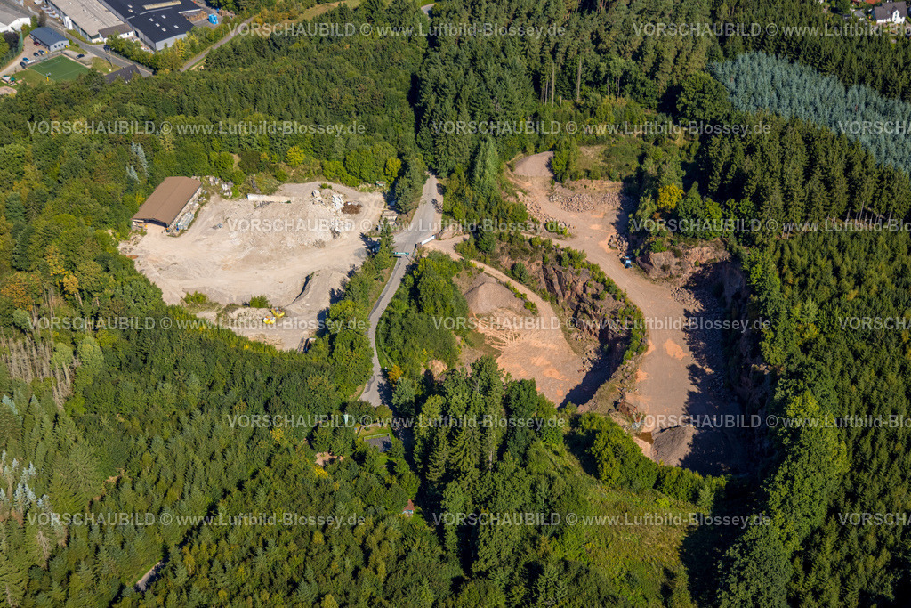 Kirchhundem250811734 | Luftbild, Steinbruch Behle Am Königsberg im Waldgebiet, Würdinghausen, Kirchhundem, Sauerland, Nordrhein-Westfalen, Deutschland
