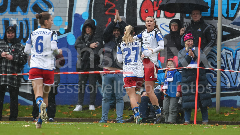 Fussball, 2. Frauen-Bundesliga, Hamburger SV - SC Sand | v.li.: Spielerinnen vom Hamburger SV mit Torjubel, Jubel, jubeln, jubelt, optimistisch, Spielszene, Highlight, Freude über das Tor zum 1:0, DIE DFB-RICHTLINIEN UNTERSAGEN JEGLICHE NUTZUNG VON FOTOS ALS SEQUENZBILDER UND/ODER VIDEOÄHNLICHE FOTOSTRECKEN. DFB REGULATIONS PROHIBIT ANY USE OF PHOTOGRAPHS AS IMAGE SEQUENCES AND/OR QUASI-VIDEO.