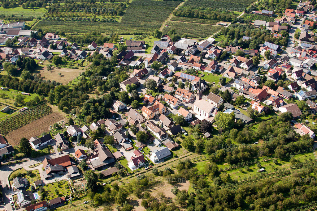 Luftbild: Renchtalstraße mit Kirche St. Roman im Ortsteil Mösbach in Achern im Bundesland Baden-Württemberg in Deutschland. – Foto: IMG_31524.jpg vom 09.08.2010 durch Werner Riehm/FLY-FOTO.de – Auflösung des Originals: 4752 x 3168 px – Katholische Kirche im Acher-Renchtal