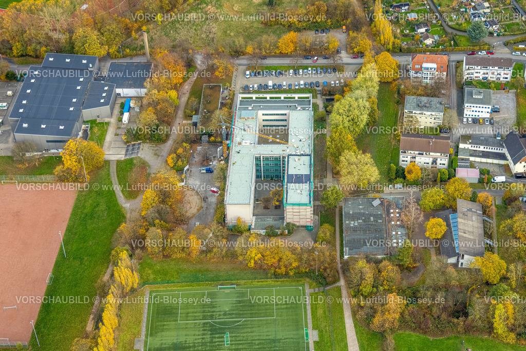Hagen251101294 | Luftbild, Schule Theodor-Heuss-Gymnasium und Sporthalle, Baustelle mit Baugerüst, herbstliche Bäume, Altenhagen, Hagen, Ruhrgebiet, Nordrhein-Westfalen, Deutschland