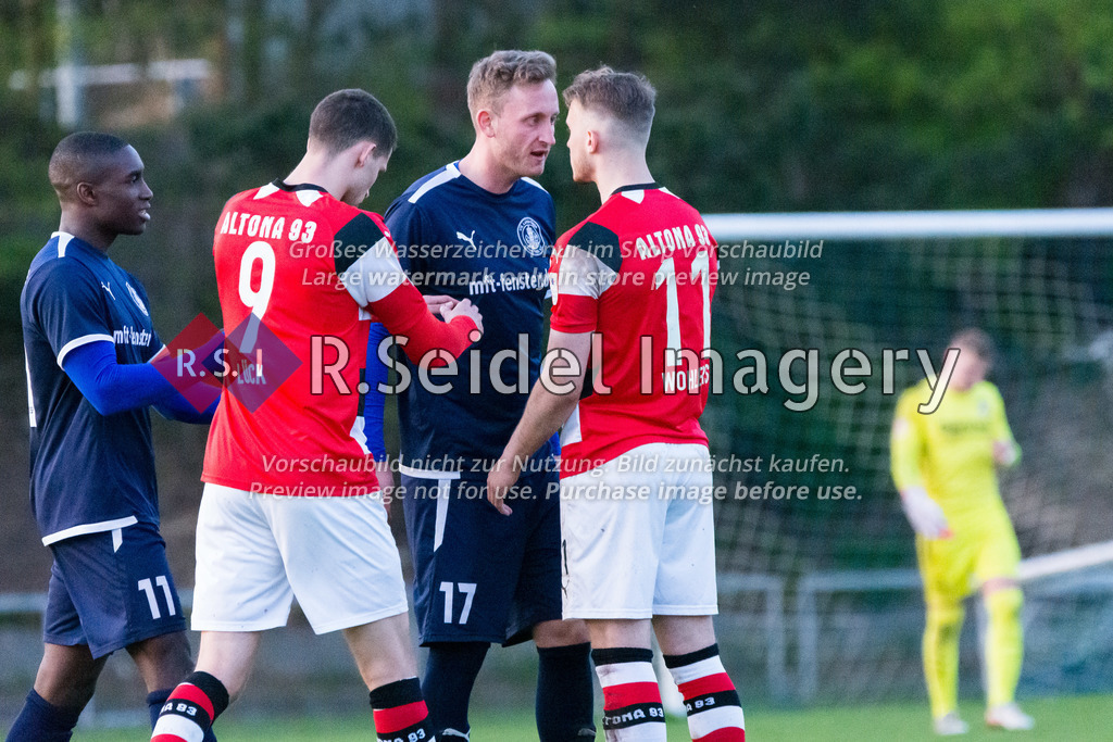 Fußball, Saison 2021/22, LOTTO-Pokal, Lohbrügge - Altona 93, Binnenfeldredder (Hamburg), 26.04.2022, Viertelfinale | Nach dem Spiel geraten Andreas Metzler (#17, Lohbrügge) und Ole Wohlers (#11, AFC) aneinander und werden von ihren Mitspielern auseinander gebracht.