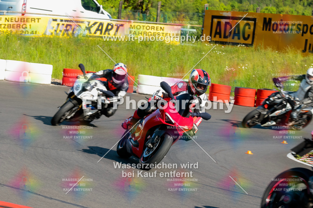 Moto-TeamOBK-21095 | Hier findet Ihr Bilder von Touristenfahrten auf der Nürburgring Nordschleife oder von anderen Veranstaltungen die ich besucht habe. Viel Spass beim Durch Schauen 
