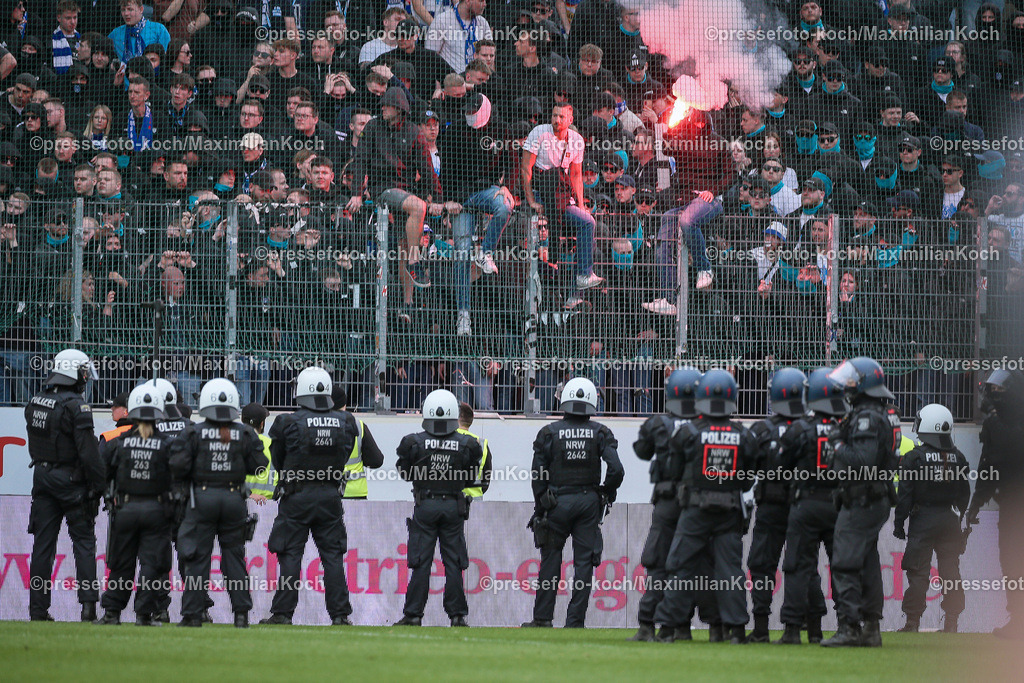 RWE3Liga07042401088 | 07.04.2024, Essen, Fußball, bwin 3. Liga Herren, Stadion an der Hafenstraße, 32. Spieltag Saison 2023 2024, Rot-Weiss Essen – MSV Duisburg:  Die Polizeibereitschaft steht nach dem 4:1 vor der Gästetribüne und sichert das SPielfeld ab.. 
DFB regulations prohibit any use of photographs as image sequences and or quasi-video.