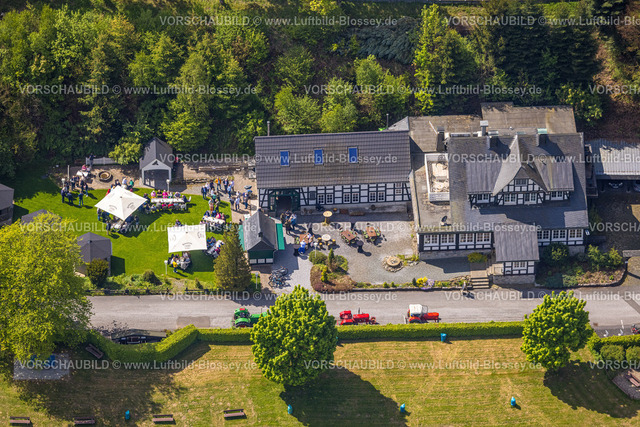 Brilon240503692 | Luftbild, Forsthaus Waldsee Restaurant Fachwerkhaus, sommerliche Außengastronomie auf der Wiese mit Sonnenschirmen, Gudenhagen, Brilon, Sauerland, Nordrhein-Westfalen, Deutschland