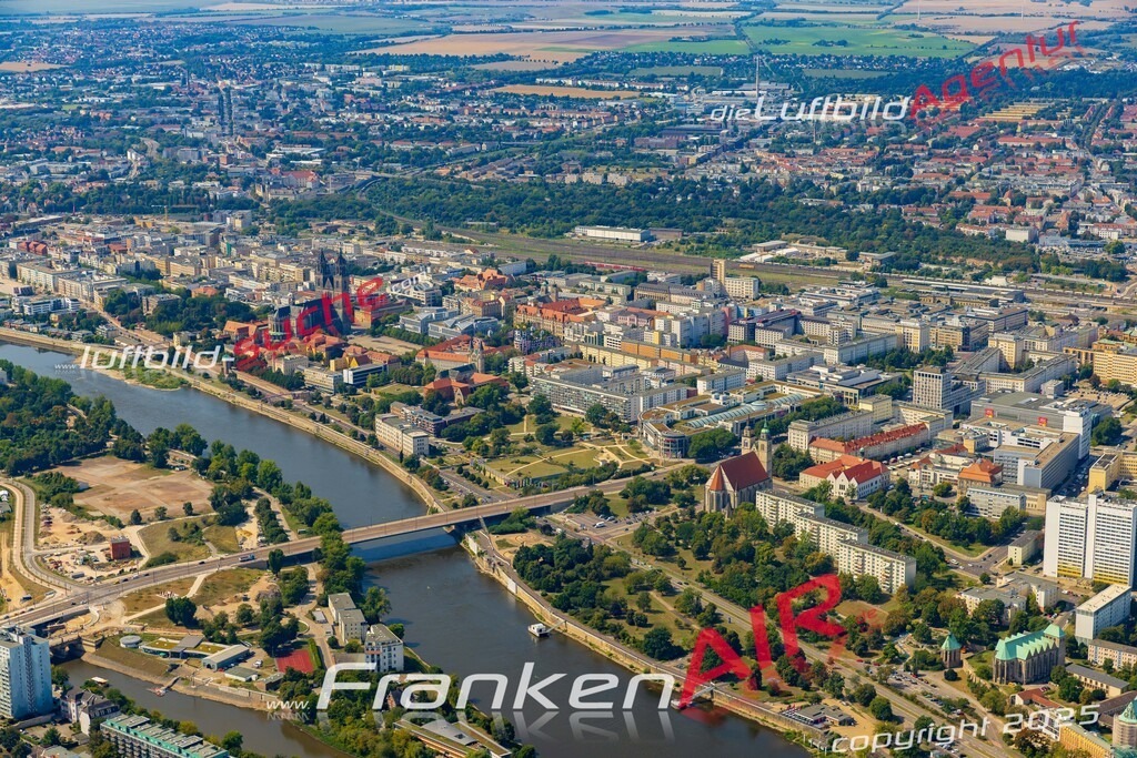 Schöne Luftaufnahme als Geschenk in Altstadt Magdeburg - Die Luftbildaufnahme wurde 2025 vom UL-Flugzeug heraus erstellt ( keine Drohne ) - Hochauflösende Luftaufnahme -Nicht vergleichbar mit Google Maps oder Satelittenbilder- Die Geschenkidee !Mit Lizenz und Bildrechte bestellbar