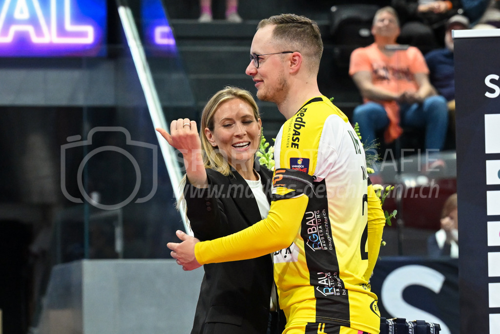 Zug United - HC Rychenberg - 25. April 2026 | Michel Wöcke (#22 HC Rychenberg Winterthur) wird von Michelle Wicki weitergeschickt am L-UPL Superfinal-Spiel zwischen Zug United und HC Rychenberg am 25. April 2026 in der BCF Arena, Fribourg, Schweiz.Bild: Sportfotografie Markus Aeschimann | www.markus-aeschimann.ch - Realisiert mit Pictrs.com
