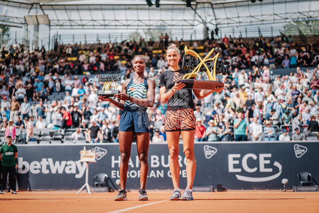 Sportart | Geschlecht | Saison 2022/2023 | Liga | Team1 vs. Team2 | TT.MM.JJJJ | Die Gewinnerin des Turniers Arantxa Rus (NED) rechts und die Turnierzweite Noma Noha Akugue (GER) links