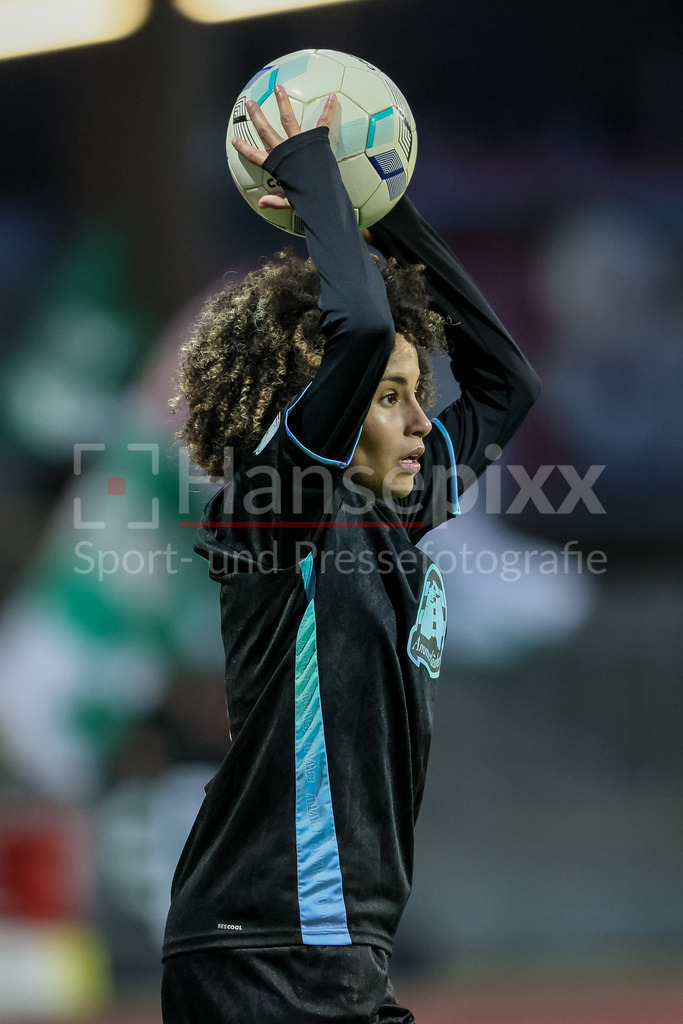 Fussball, DFB-Pokal Frauen, SC Fortuna Köln - SV Werder Bremen | v.li.: Amira Arfaoui (SV Werder Bremen, 8) beim Einwurf, Aktion, Action, Spielszene, DIE DFB-RICHTLINIEN UNTERSAGEN JEGLICHE NUTZUNG VON FOTOS ALS SEQUENZBILDER UND/ODER VIDEOÄHNLICHE FOTOSTRECKEN. DFB REGULATIONS PROHIBIT ANY USE OF PHOTOGRAPHS AS IMAGE SEQUENCES AND/OR QUASI-VIDEO.
