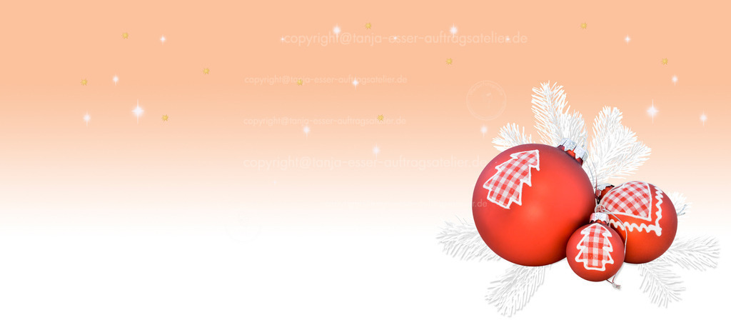 Weihnachtskugeln mit weisser Tanne D | Rote Weihnachtskugeln mit weißen Tannenzweigen vor orangenem Hintergrund mit Sternen. Panoramaformat mit Copy Space. 