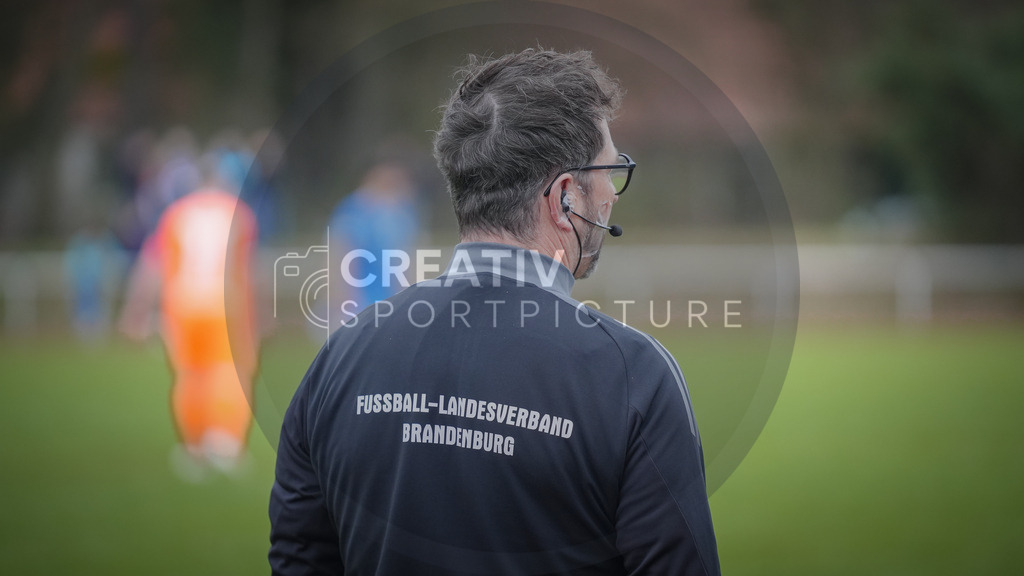 Fußball, Herren, Saison 2025/2026, Landespokal Brandenburg, Halbfinale, RSV Eintracht 1949 vs. VfB 1921 Krieschow, Samstag 28.03.2026, Sportplatz-Heinrich-Zille-Straße | Fußball, Herren, Saison 2025/2026, Landespokal Brandenburg, Halbfinale, RSV Eintracht 1949 vs. VfB 1921 Krieschow, Samstag 28.03.2026, Sportplatz-Heinrich-Zille-Straße, Im Bild: Der 4. Offizielle beobachtet das Spiel. - Realisiert mit Pictrs.com