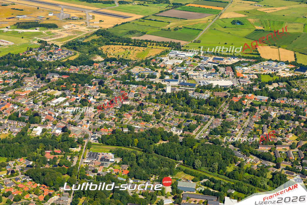 Das Luftbild der Stadt Leck wurde 2022 vom Flugzeug heraus erstellt (keine Drohnen-Aufnahmen) Aufnahmehöhe ca.450 Meter- hohe Bildauflösung und Druck-Qualität. Garantiert!