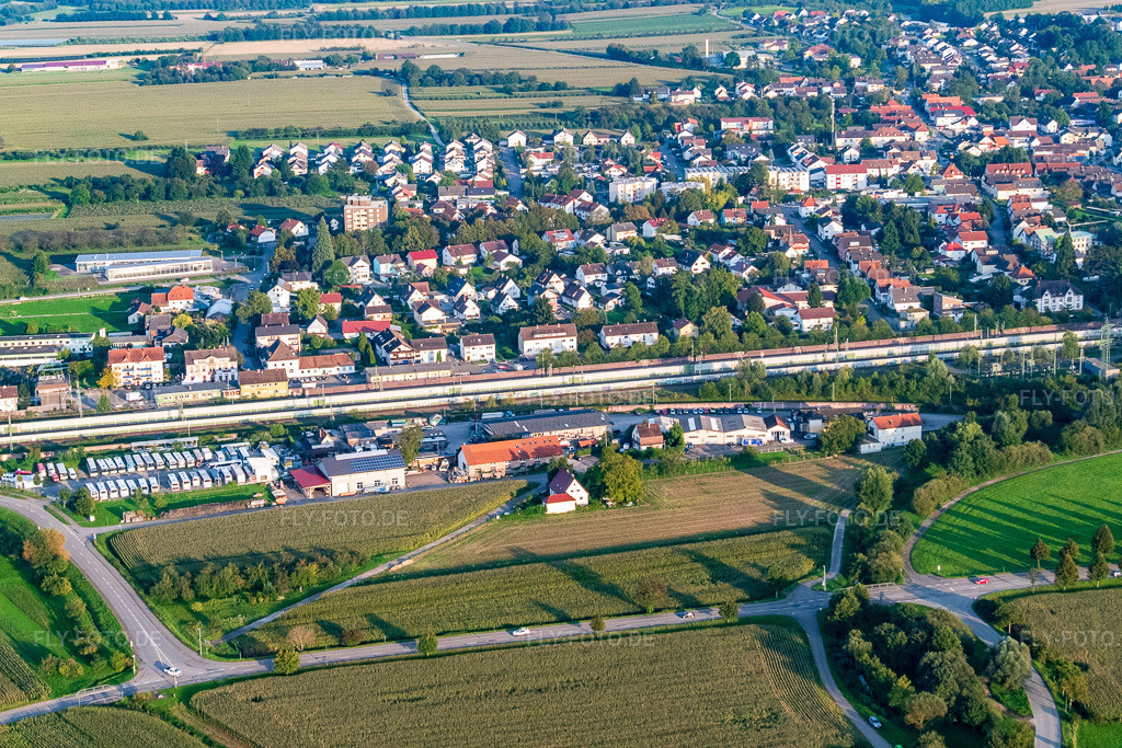 Luftbild: Ortsansicht jenseits der Bahngleise von Westen in Appenweier im Bundesland Baden-Württemberg in Deutschland. Foto: P1010239.jpg vom 15.09.2014 durch Werner Riehm/FLY-FOTO.deAuflösung des Originals: 5472 x 3648 px